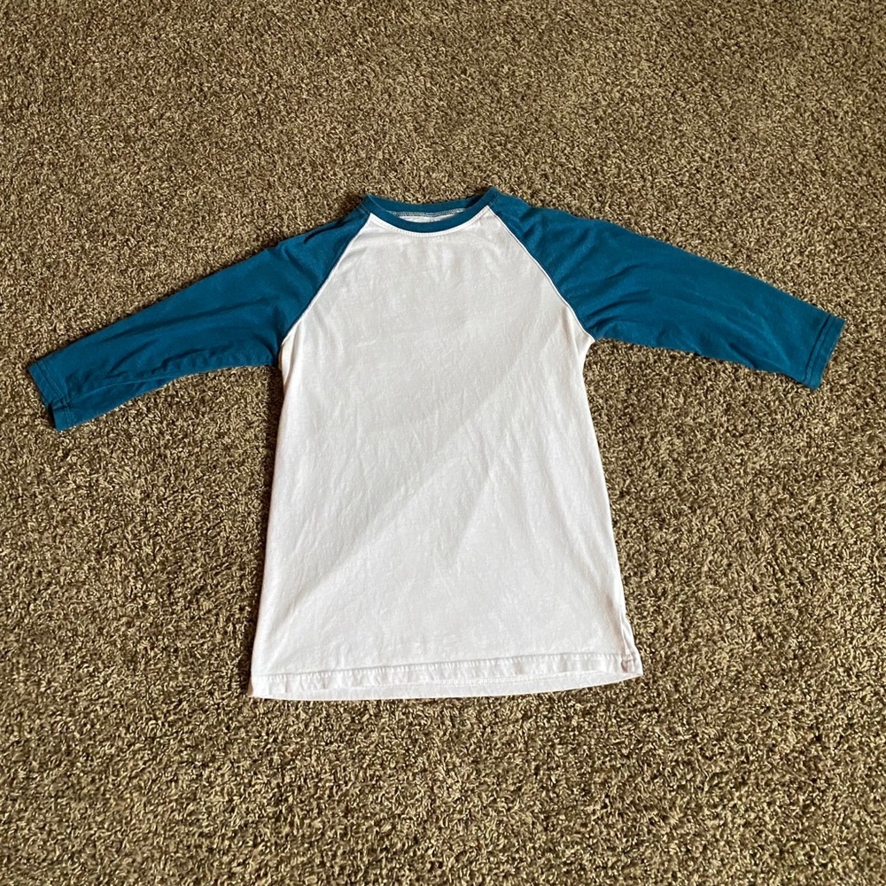 Men’s blue and white baseball tee